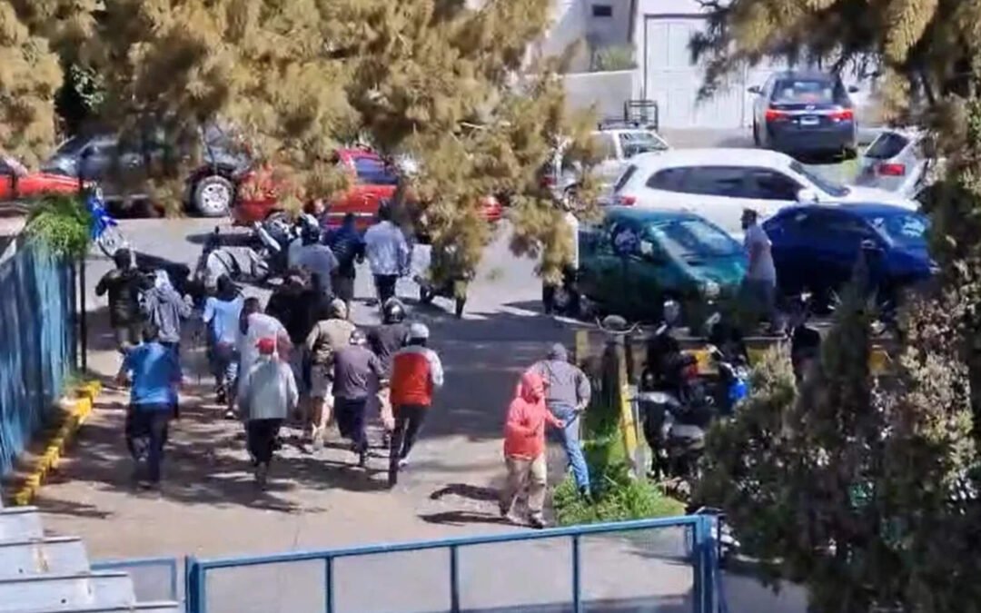 Violento cruce entre barras de Estudiantes y Gimnasia a las afueras de un hospital