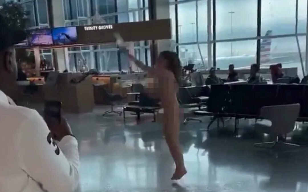 Mujer desnuda atacó a varias personas en el aeropuerto de Dallas-Fort Worth