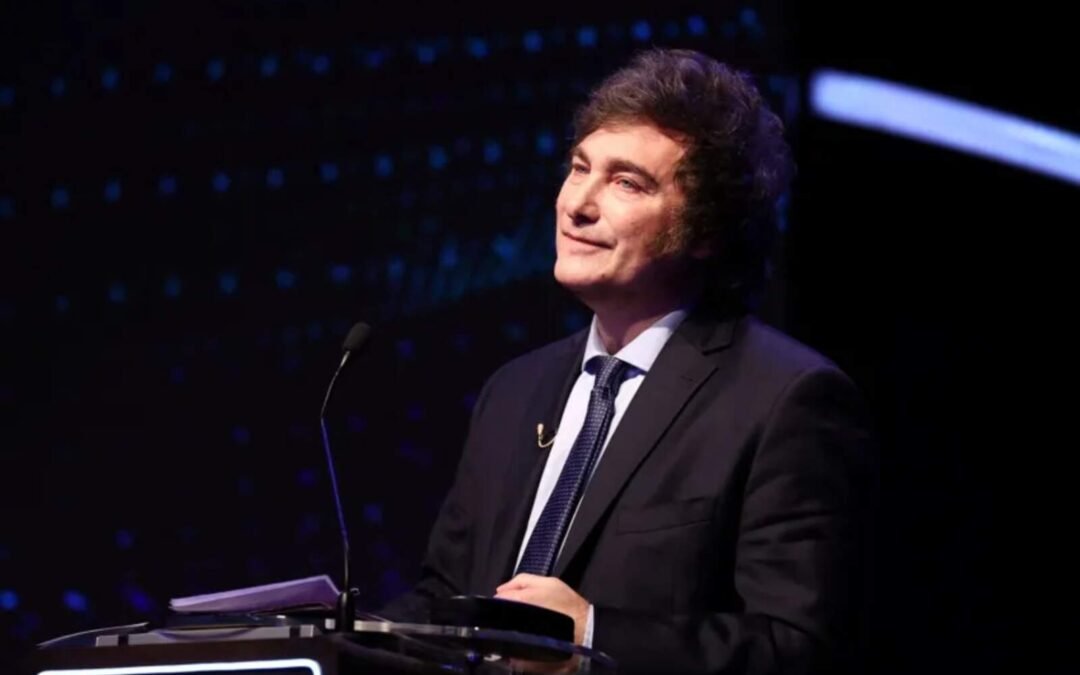 Milei celebró la baja en la pobreza y criticó a los ‘econochantas’ y ‘ensobrados’