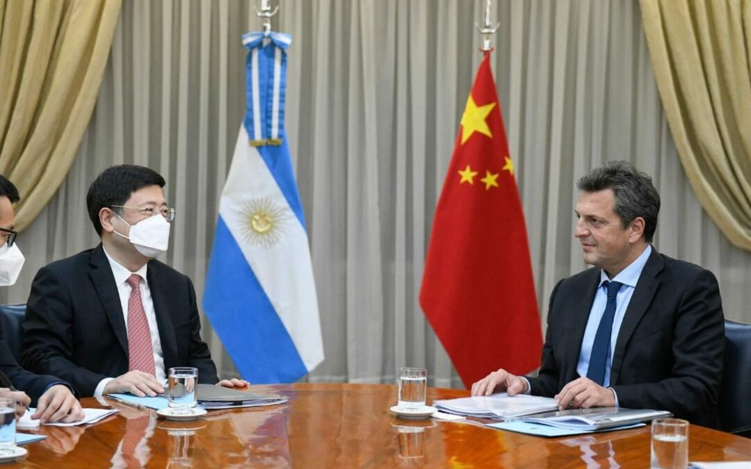 Swap con China: Massa dejó al país expuesto a una guerra comercial entre EEUU y Pekín