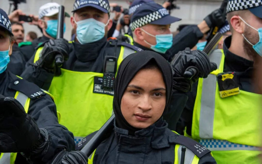 La policía británica arrestó a miles de personas por publicar mensajes en las redes