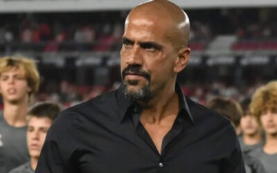 Estudiantes podría ser sancionado por incidentes y bengalas de hinchas de U. de Chile