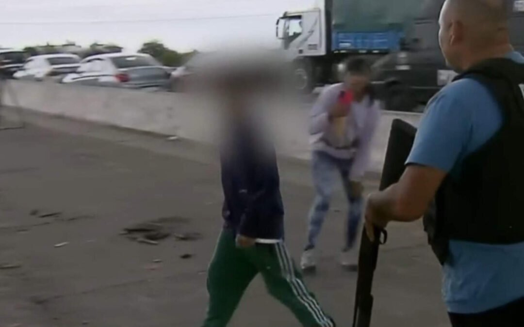 Un delincuente de no más de 13 años intentó apuñalar a un policía en plena transmisión