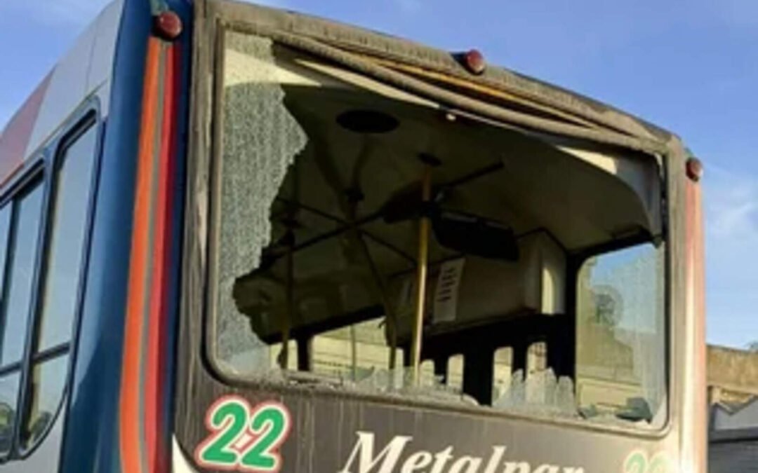 Paro de la CGT: Atacaron con piedras a unos 15 colectivos en Bahía Blanca