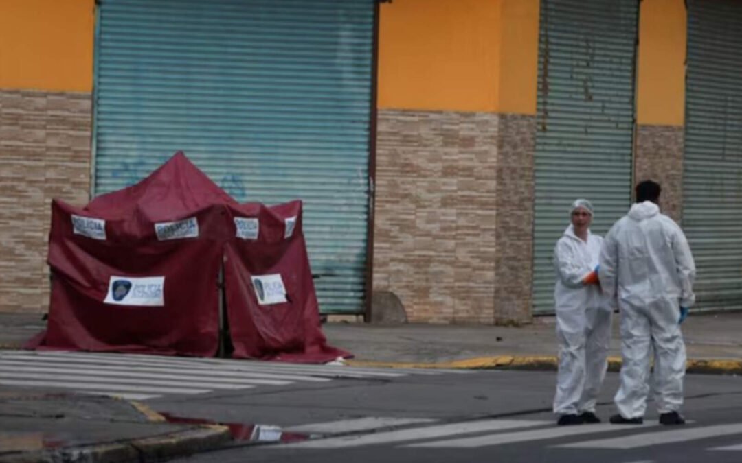 Apuñalaron a un hombre, se descompensó, atropelló a una mujer y ambos murieron
