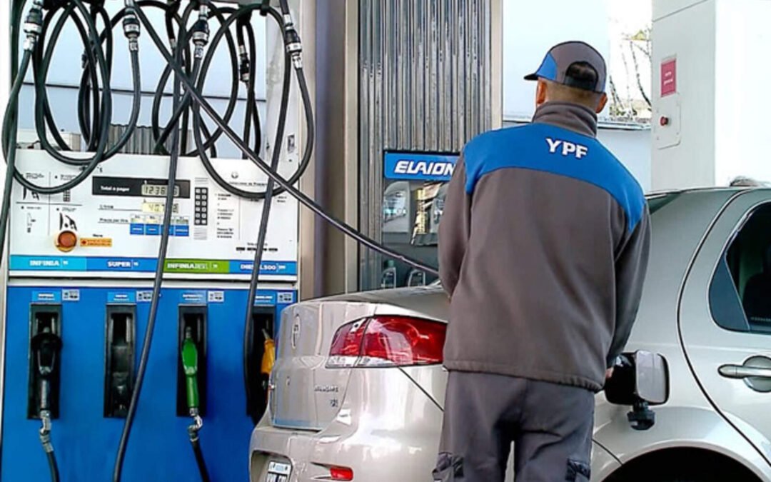 YPF podría bajar el precio de la nafta, gracias a la caída del petróleo