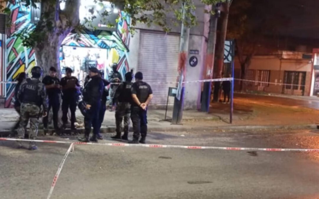 Un robo en Rosario terminó con el ladrón muerto y un comerciante herido de bala