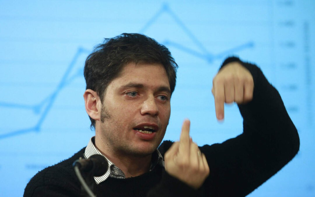 El Gobierno de Kicillof quiere prohibir que dos personas circulen en una misma moto