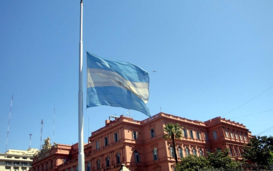 El Gobierno decretó 7 días de duelo nacional por la muerte de Francisco: qué significa