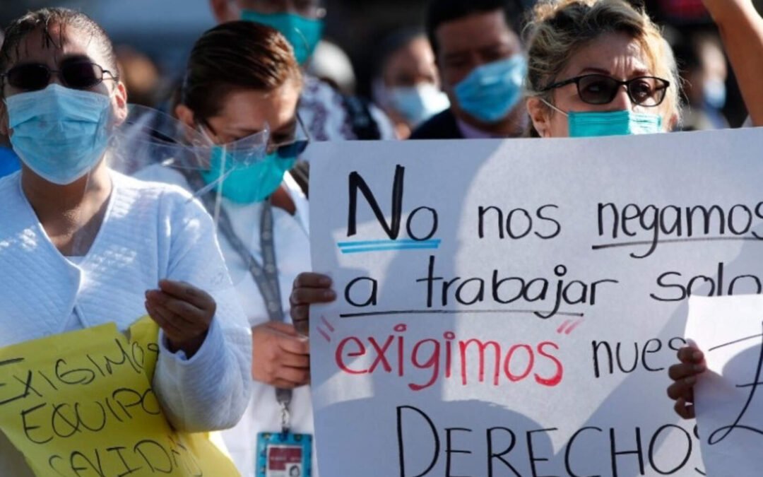 Uno de cada tres trabajadores de salud carece de derechos laborales en México
