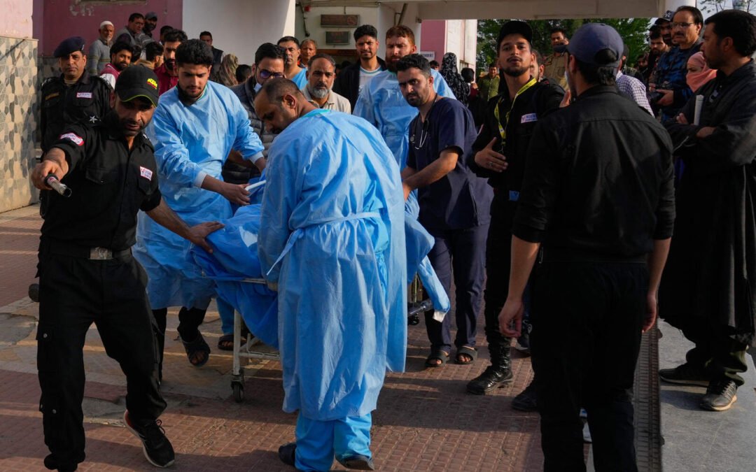 Un feroz tiroteo en la región india de Kashmir dejó al menos veinte muertos