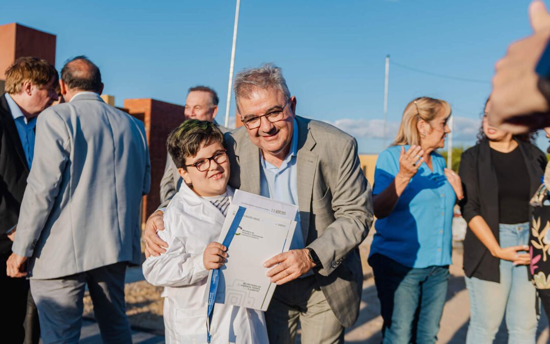 Raul Jalil entrega viviendas a científicos para atraer talento a Catamarca