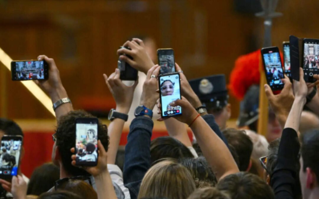 Indignación por selfies frente al féretro del Papa Francisco en el Vaticano