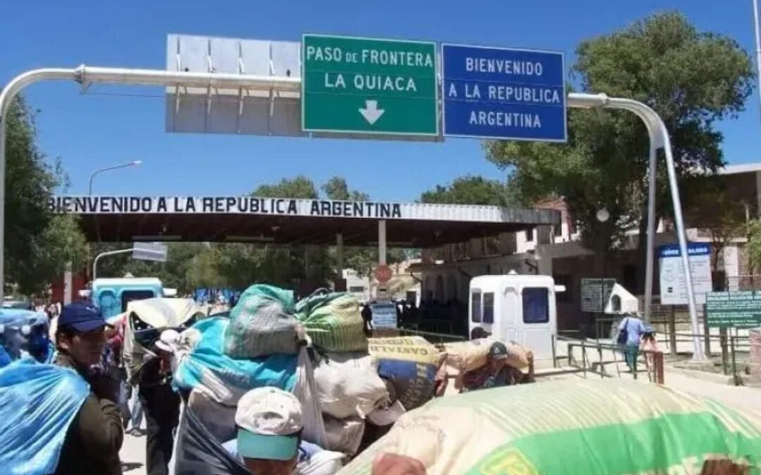 Alerta migratoria: medio millón de bolivianos podrían cruzar a Argentina por la crisis