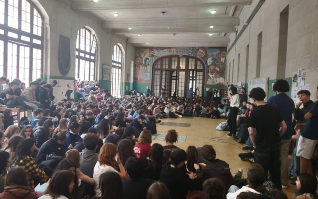 Familias denuncian adoctrinamiento ideológico en el Colegio Nacional de Buenos Aires