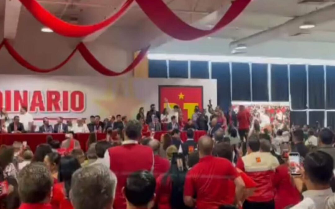Corren a Noroña de Congreso del PT; lo acusan de traidor y lo abuchean