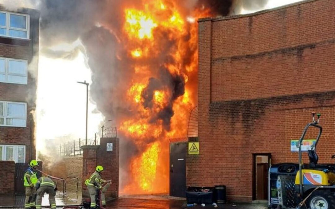 Un enorme incendio en una subestación eléctrica en Londres provoca caos en Reino Unido