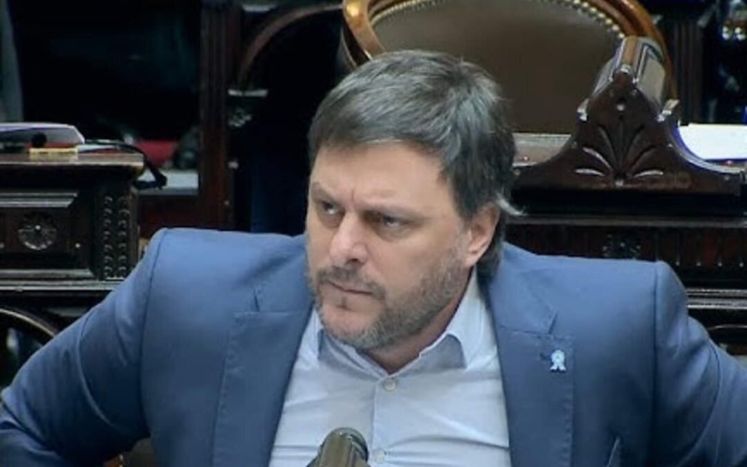 Se desploma Leandro Santoro en las encuestas y se consolida Adorni en el primer lugar