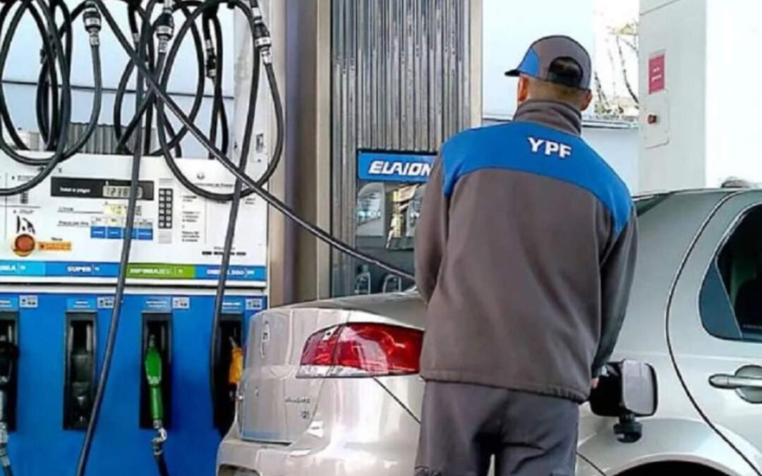 Tras la baja de precios de YPF, se espera que otras petroleras se sumen a la tendencia