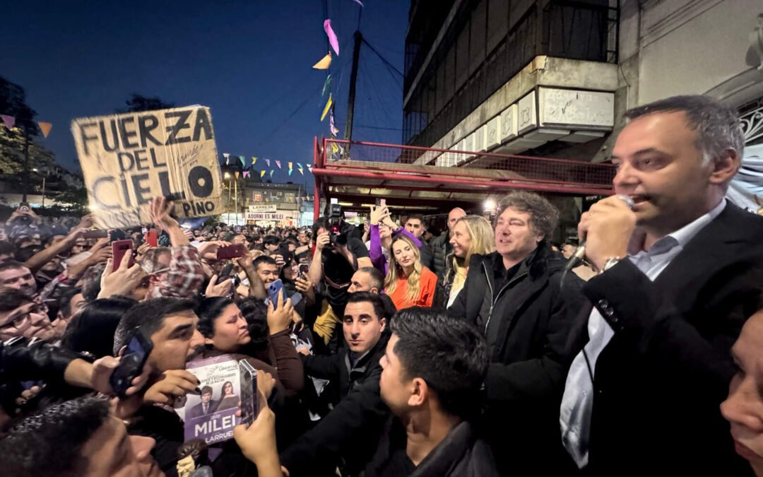 Javier Milei encabezó un masivo acto de campaña en Lugano junto a Manuel Adorni