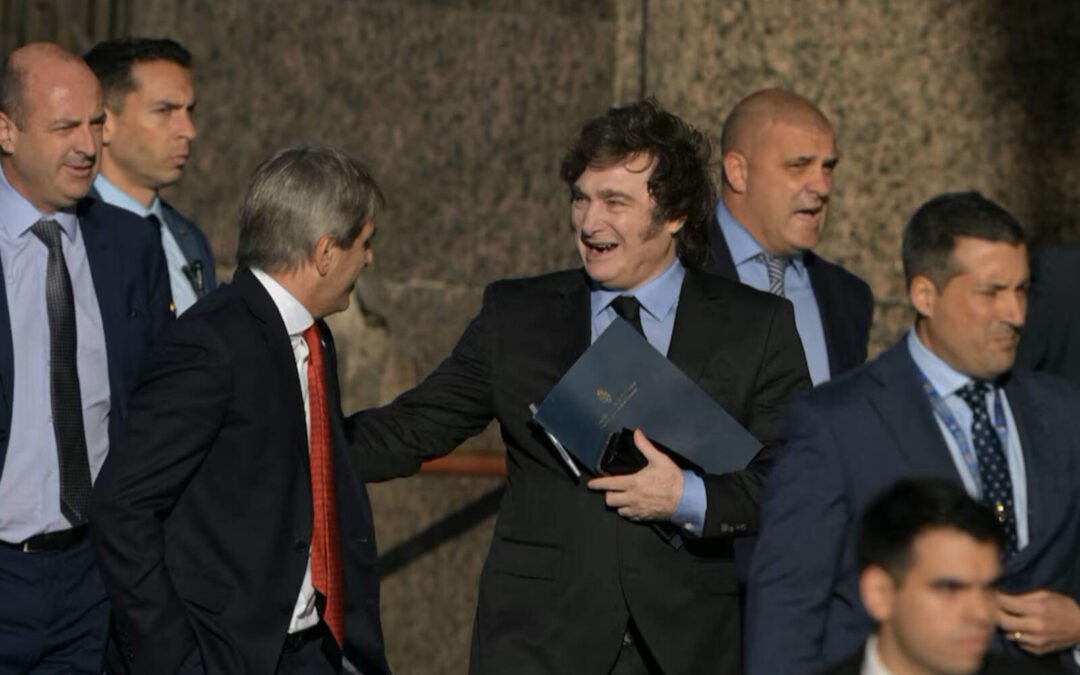 Hito del Gobierno de Milei: el dólar blue por primera vez debajo del oficial