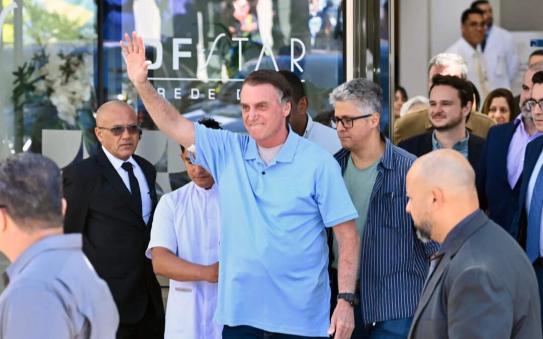 Tras tres semanas internado Jair Bolsonaro recibió el alta y salió del hospital