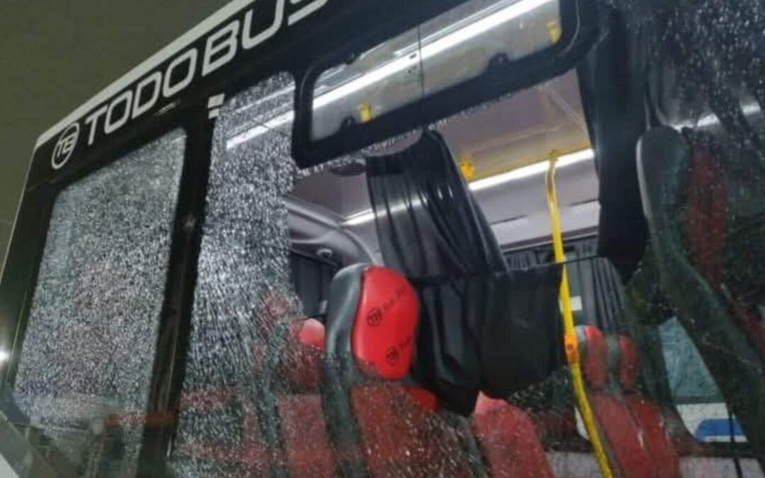 Atacaron con piedras a los colectivos que no se sumaron al paro de la UTA