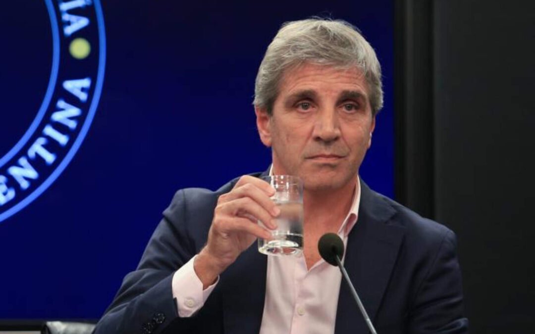 El Gobierno de Milei busca que se puedan utilizar hasta USD 100.000 sin justificar