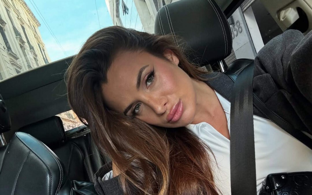 Cami Homs respondió con fuerza a las críticas por usar cochecito para sus dos hijos