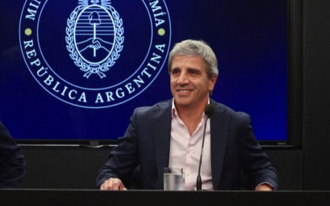 Caputo habló sobre el crecimiento económico y anticipó una masiva baja de impuestos