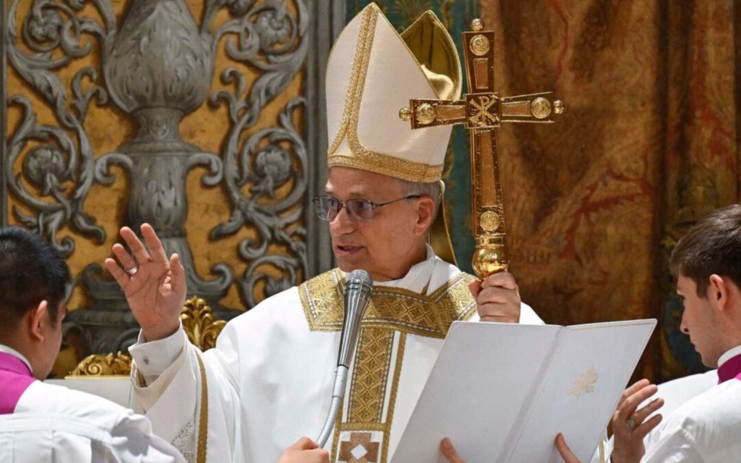 Leon XIV se aleja de la austeridad de Francisco, da misa en latín y se viste de oro