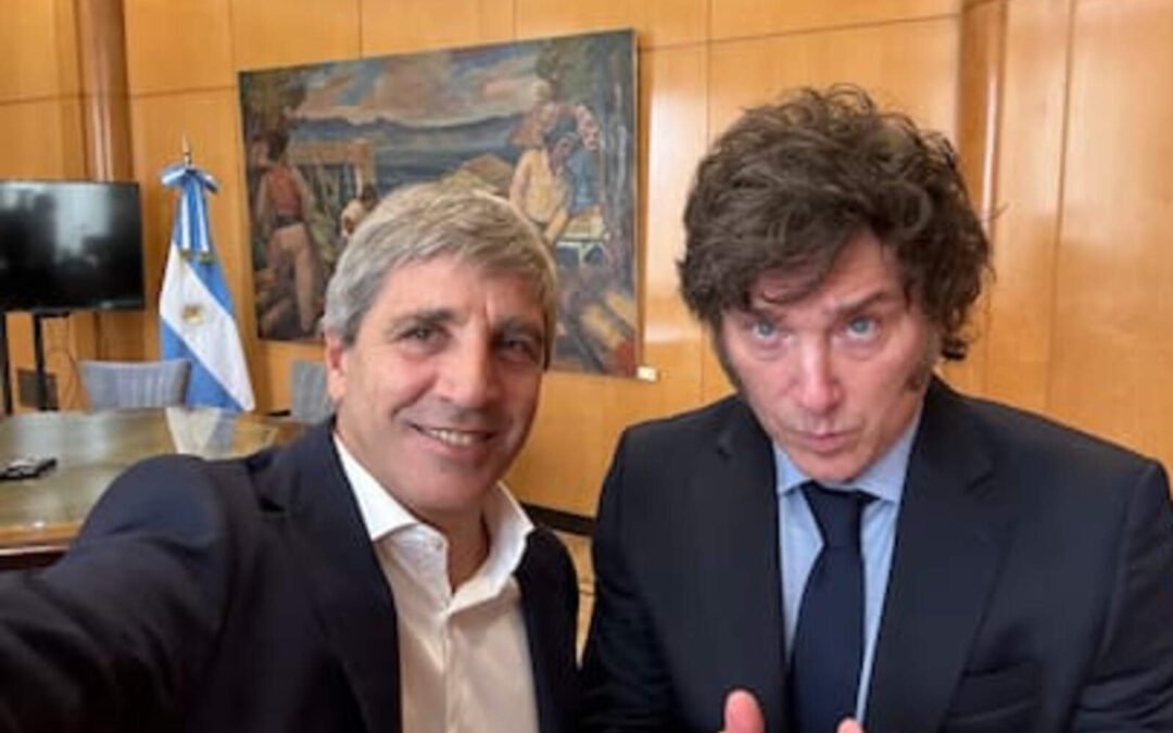 Milei y Caputo apuestan a la dolarización minorista para impulsar la economía