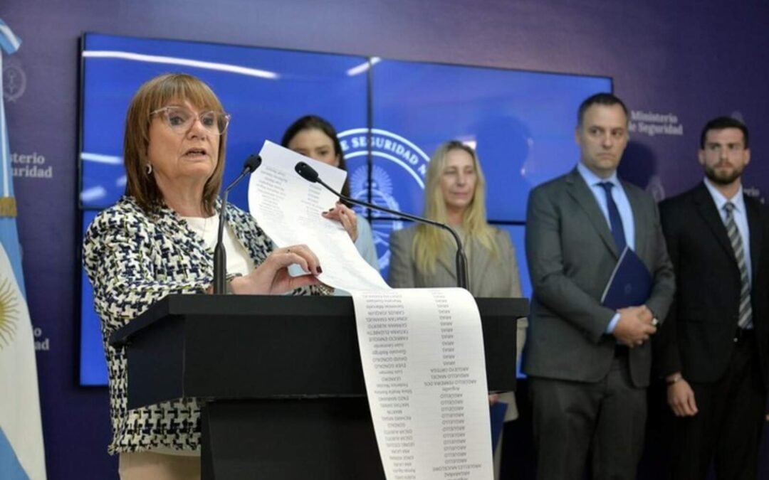 El Gobierno presentó una lista de 15 mil barras que no podrán ir al Mundial de Clubes