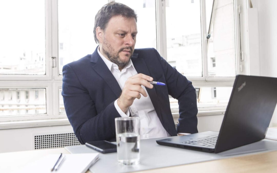 Jóvenes denunciaron que la IA les recomendó votar a Leandro Santoro este domingo