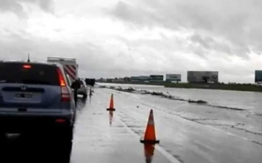 Una maestra junto a 37 niños contó su experiencia varada en la Ruta 9 por el temporal