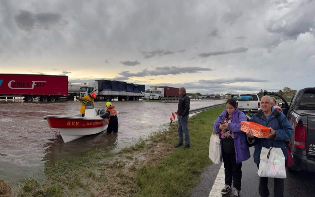 Así fue el rescate en lanchas a varados por las inundaciones en la Ruta 9