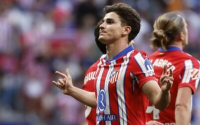 Golazo de tiro libre y doblete: Julián Álvarez brilló en la goleada del Atlético