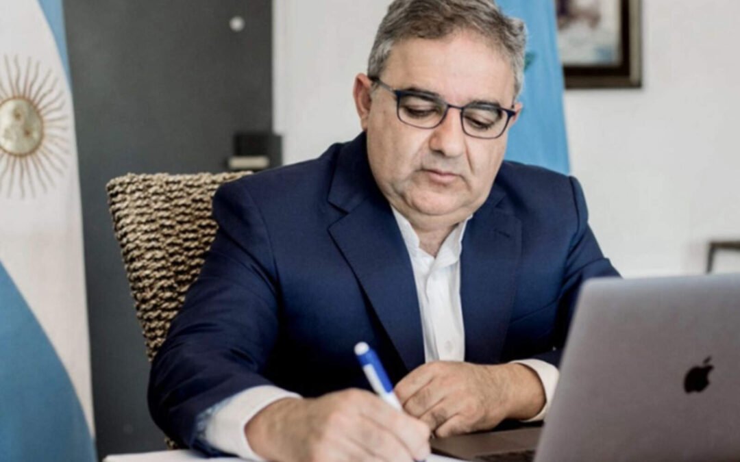 Raúl Jalil criticó a Cristina Kirchner por intervenir el PJ y defendió a Milei