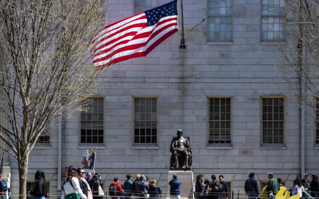 Una jueza demócrata suspendió una medida del presidente Trump respecto a Harvard
