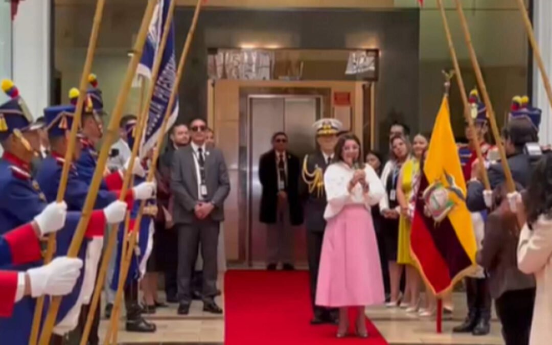 La vicepresidente María José Pinto reabrió con optimismo las oficinas de su despacho