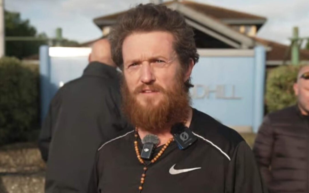 El periodista Tommy Robinson salió de prisión y agradeció a Elon Musk