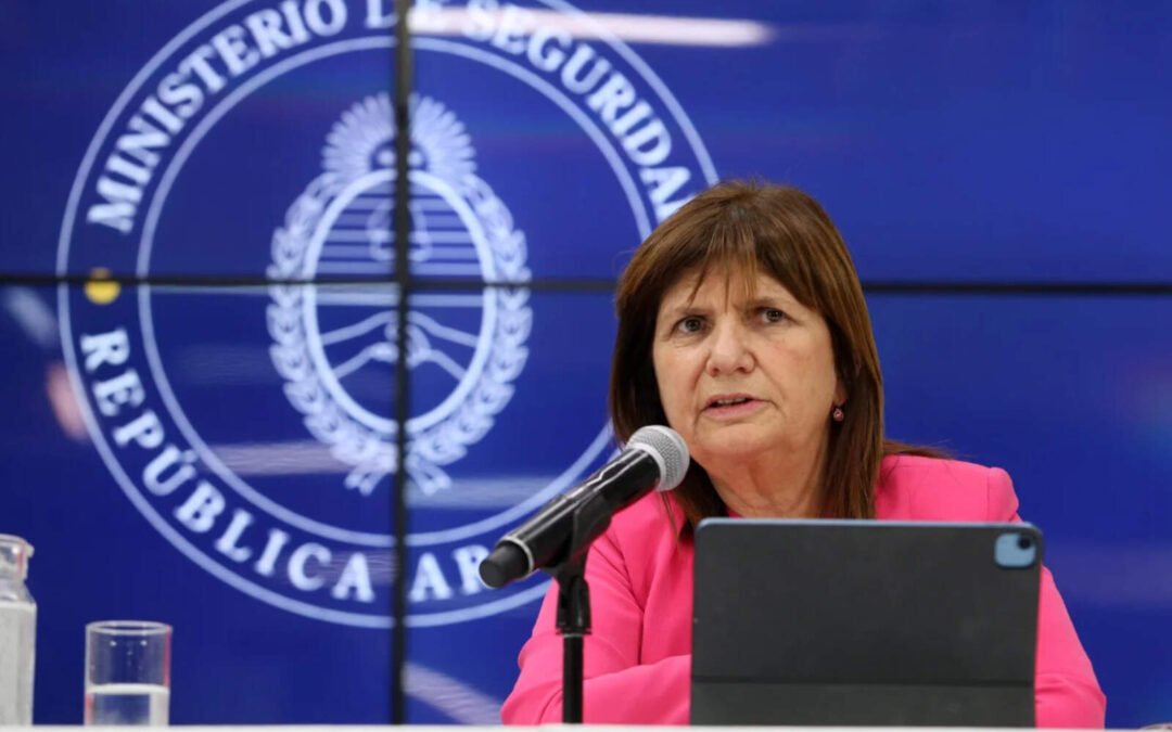 Javier Milei firmó un decreto para que las armas incautadas sean usadas por la policía