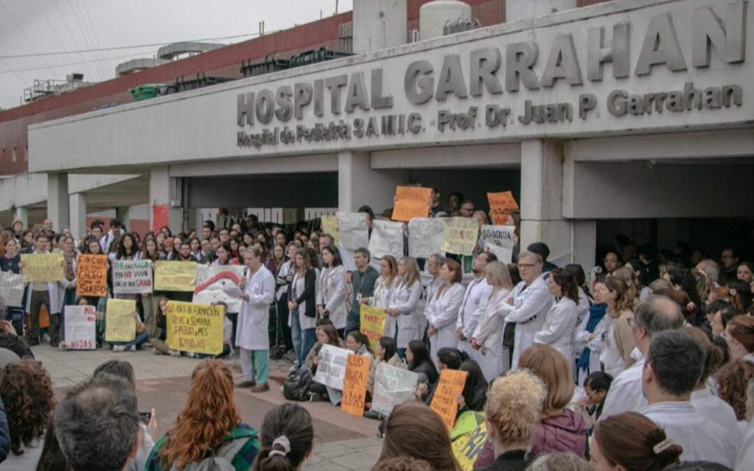 Milei anunció 63% de aumento a residentes del Garrahan pero los gremios lo rechazan