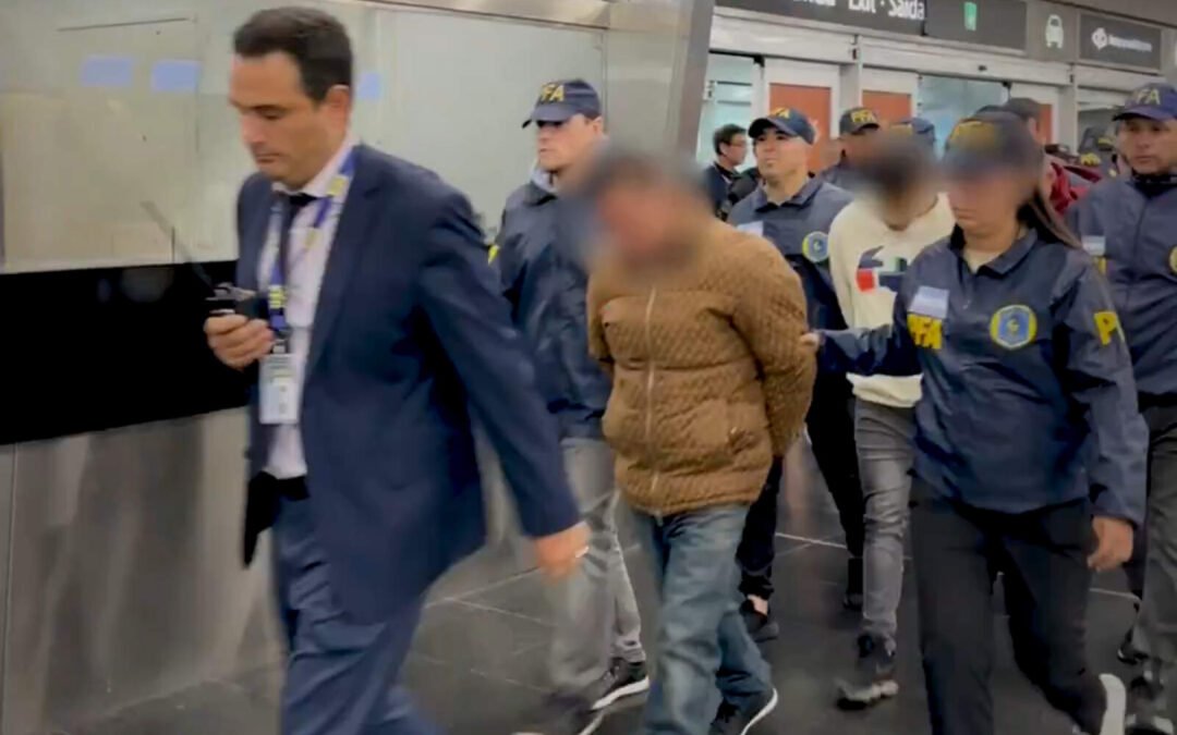El Gobierno de Milei deportó a cinco peligrosos delincuentes extranjeros