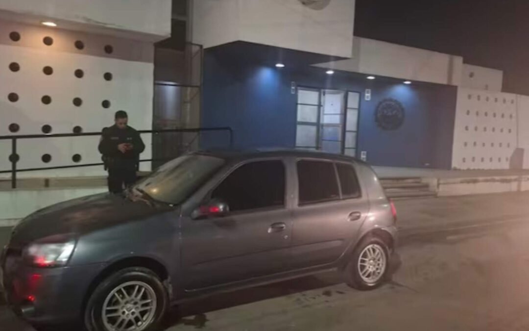 Córdoba: tres menores con antecedentes incendiaron el auto de un policía