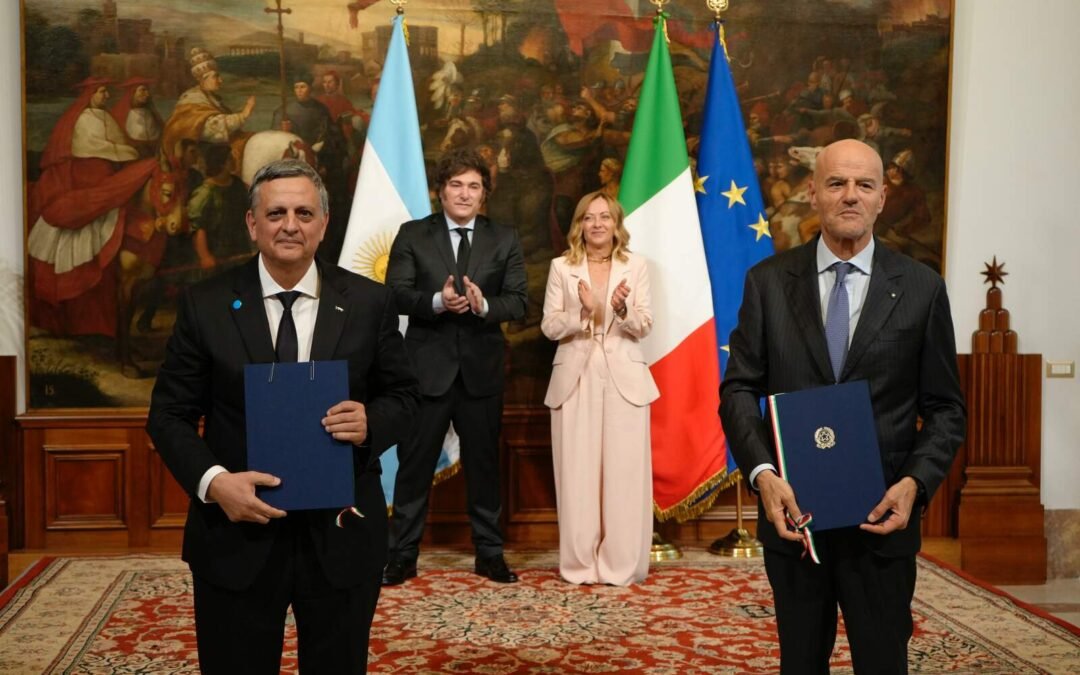 Javier Milei y Meloni supervisaron la firma del acuerdo estratégico entre YPF y ENI