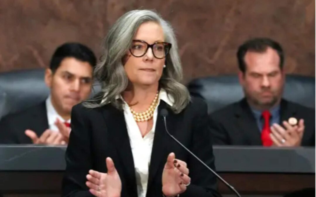 La gobernadora demócrata de Arizona vetó una ley para evitar el avance del PCC en EEUU