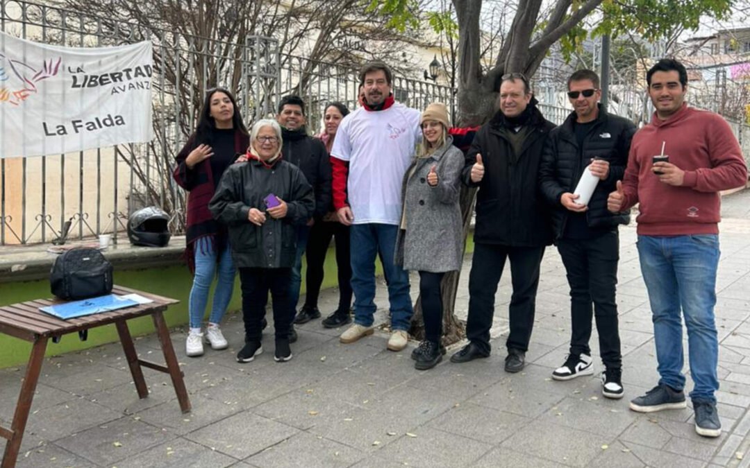 Marcelo Souberbielle participó de la campaña de afiliación de LLA en La Falda