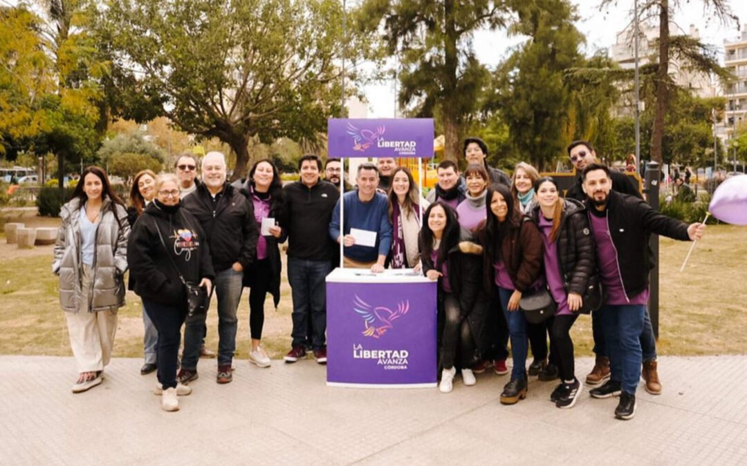 Masiva campaña de afiliación de La Libertad Avanza en Córdoba