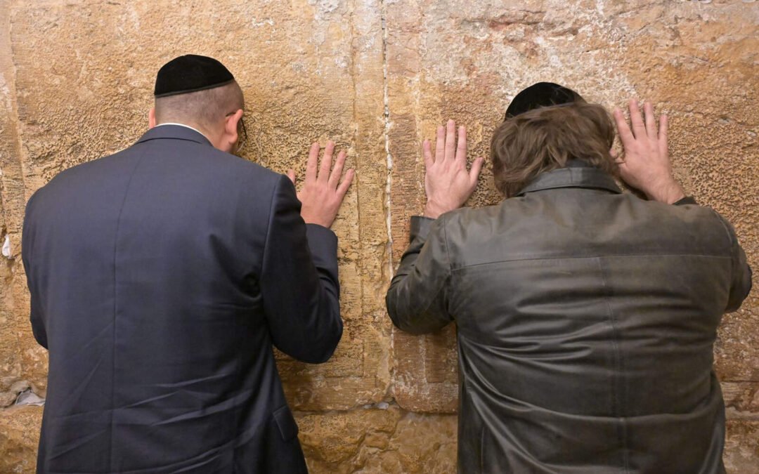Milei llegó a Israel y visitó el Muro de los Lamentos